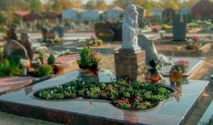 Как выбрать памятник на кладбище?