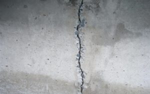Как осуществляется ремонт трещин стен?