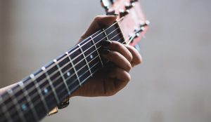 Как воплотить свою мечту и научиться играть на гитаре?