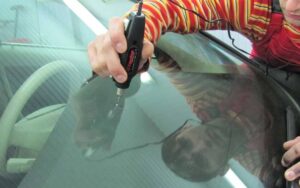 Трещина на лобовом стекле: как починить