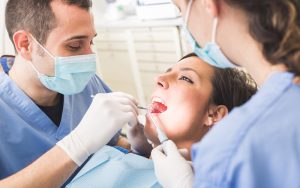 Хирургическая стоматология: способы лечения зубов и десен
