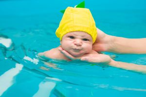 Бассейн для детей: учимся плавать с рождения