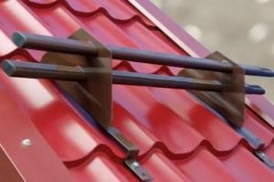 Снегозадержатели для крыши: для чего они нужны