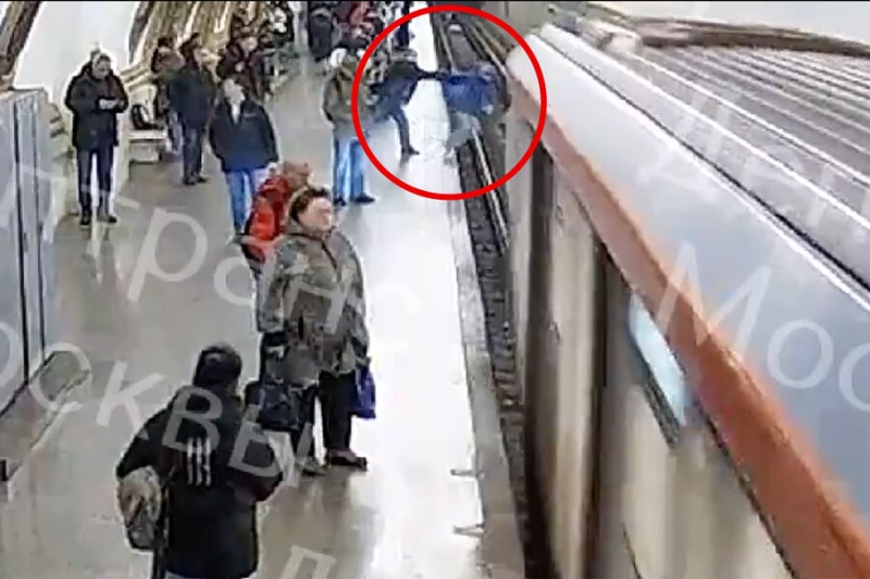 «На его месте должна была быть я». Мужчина толкнул подростка под поезд в московском метро