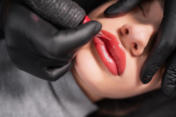 «Губы бантиком, брови домиком»: чем может закончиться перманентный макияж