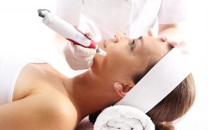 Аппаратная косметология: зачем и как она помогает клиентам косметологической клиники