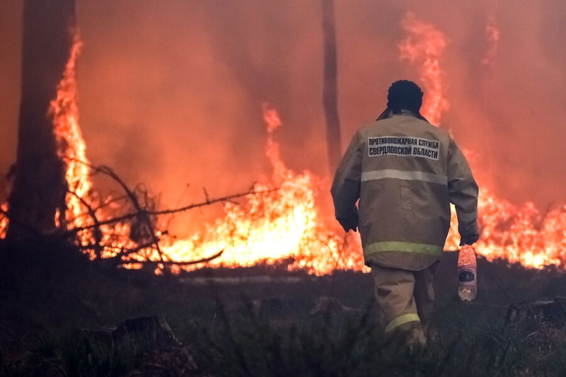 Эвакуация, перекрытие трасс. В Свердловской области лесные пожары перешли на склады с порохом