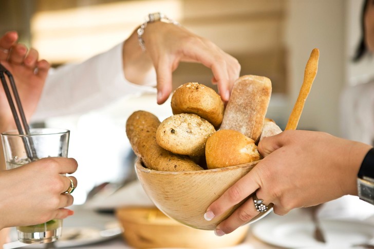 Уловка работает: диетолог объяснила, зачем в некоторых ресторанах бесплатно подают хлеб