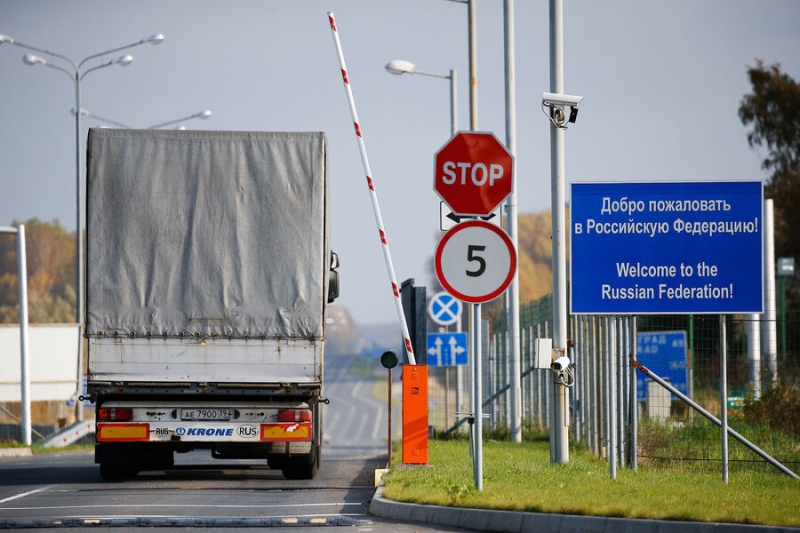 &laquo;Мы здесь страдаем&raquo;: на&nbsp;границе Латвии и России выстроились очереди из&nbsp;украинцев