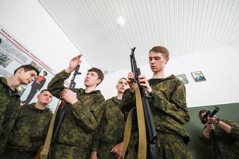 Российских школьников будут учить военной подготовке