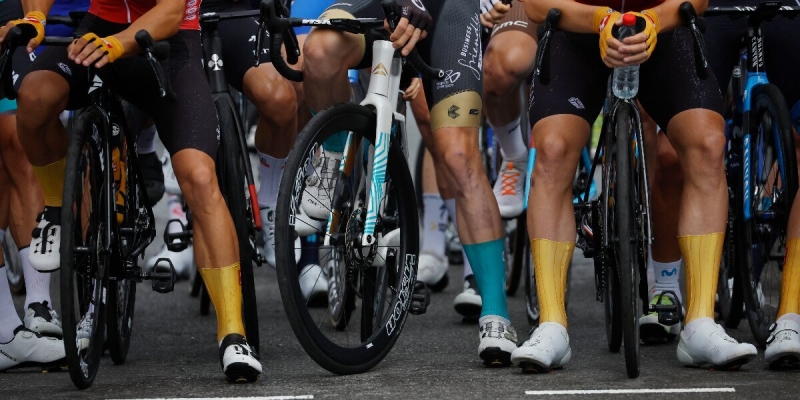 Четырнадцатый этап «Тур де Франс» возобновлен после массового завала