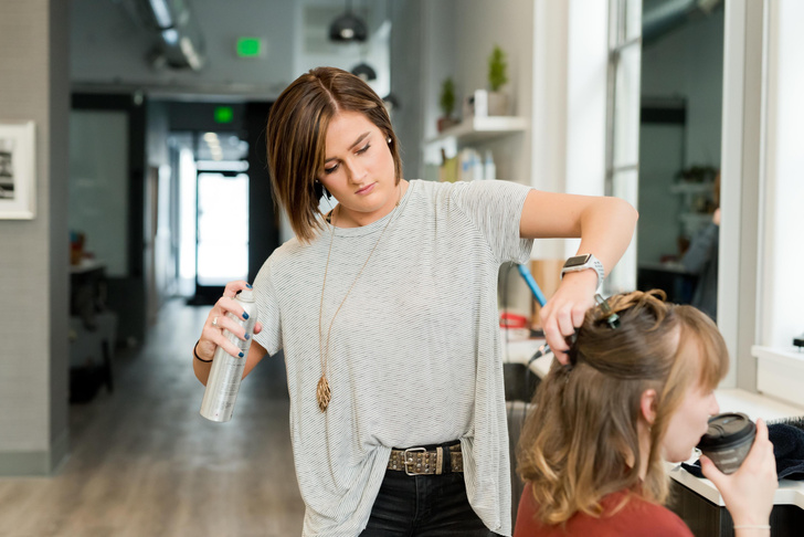 Даже парикмахеры и продавцы: самые опасные женские профессии, которые могут провоцировать рак