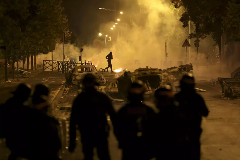 У протестующих во Франции появилось оружие, уже ранены семь полицейских