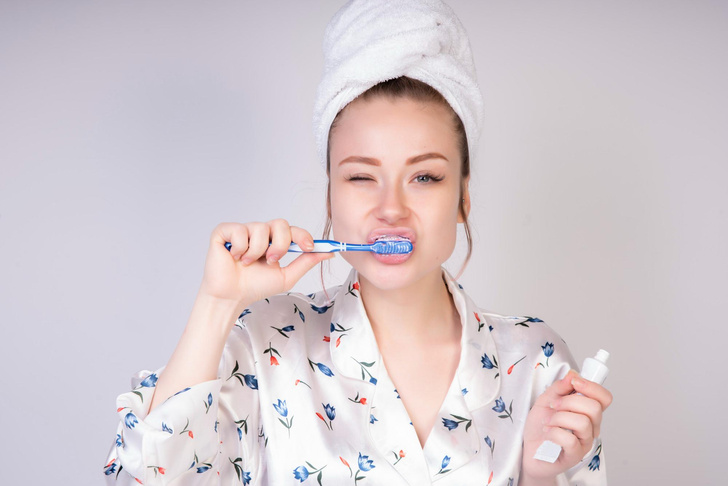 Что произойдет с организмом, если не чистить зубы перед сном — объясняет стоматолог