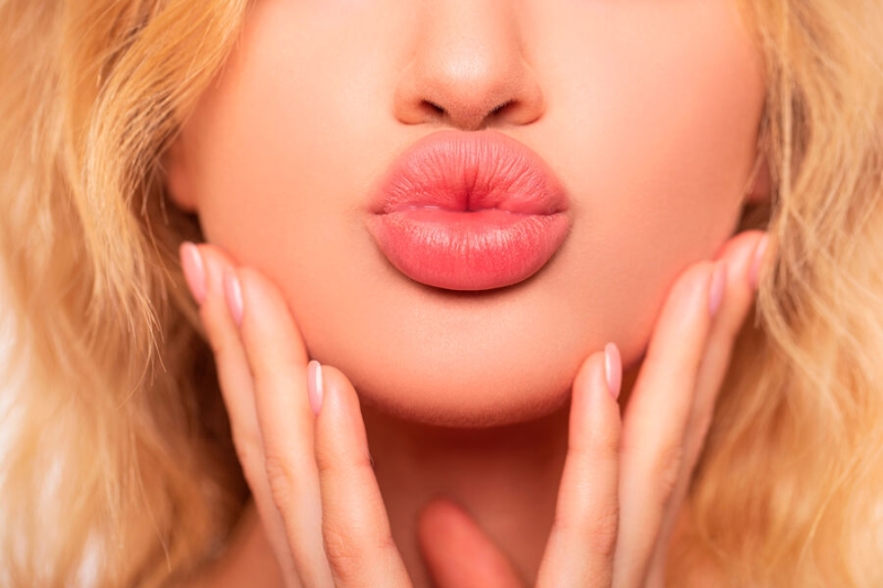 «Каждая вторая – с надутыми губами». Зачем россиянки меняют внешность?