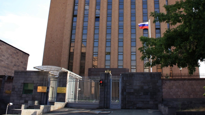 Неизвестные испачкали краской двери российского посольства в Ереване