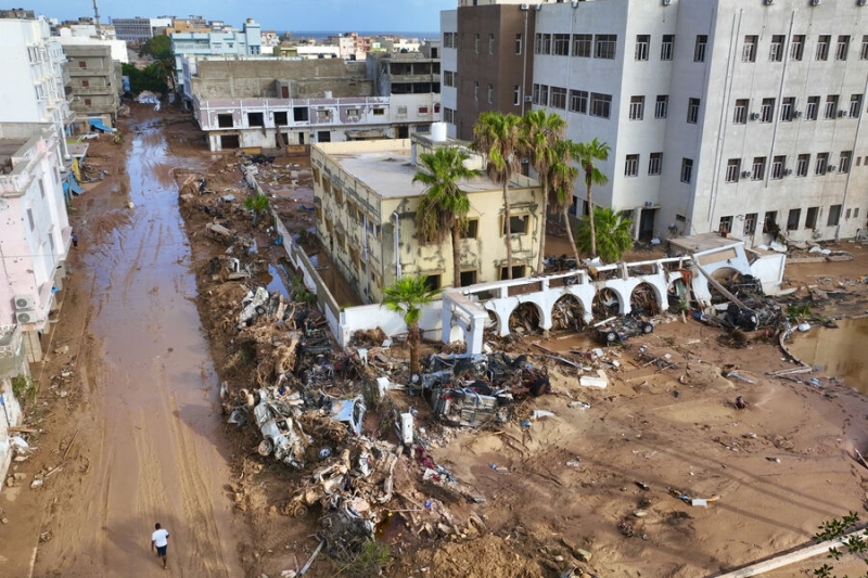 «Тела лежат повсюду». Число погибших из-за наводнения в Ливии превысило 11 тысяч
