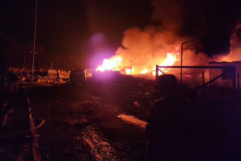 В Карабахе взорвался крупный склад с топливом. Речь может идти о сотнях пострадавших