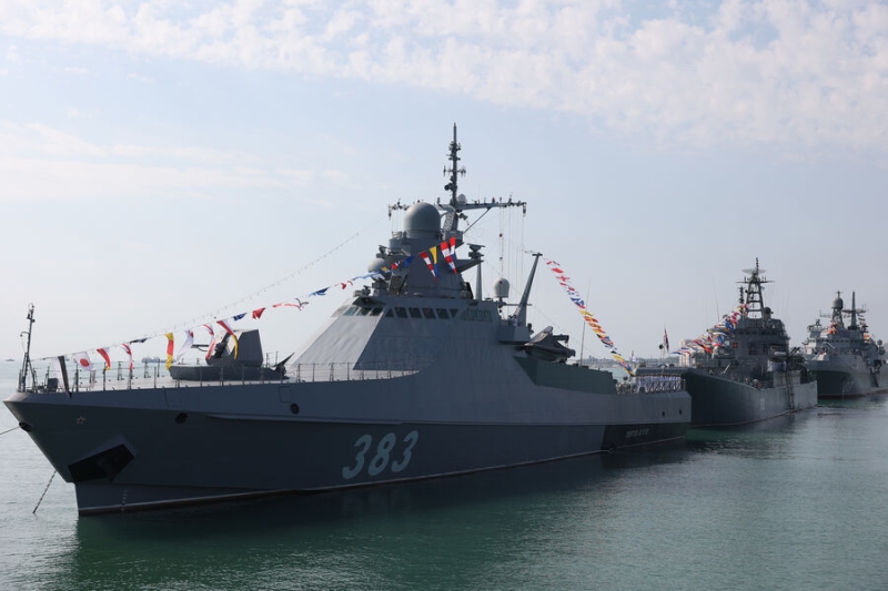 ВСУ атаковали Крым 11 дронами, а корабль Черноморского флота — безэкипажными катерами