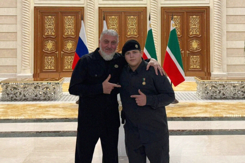 «Никогда не тратил время». Избивший поджигателя Корана Адам Кадыров стал Героем Чечни