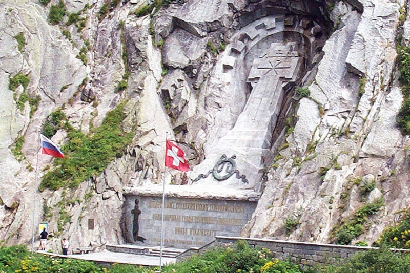 «Возмущены этим актом вандализма». В Швейцарии раскрасили монумент российским воинам