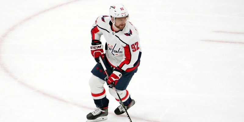 Евгений Кузнецов забил гол «Нью-Джерси», совершив бросок от своих ворот в матче НХЛ