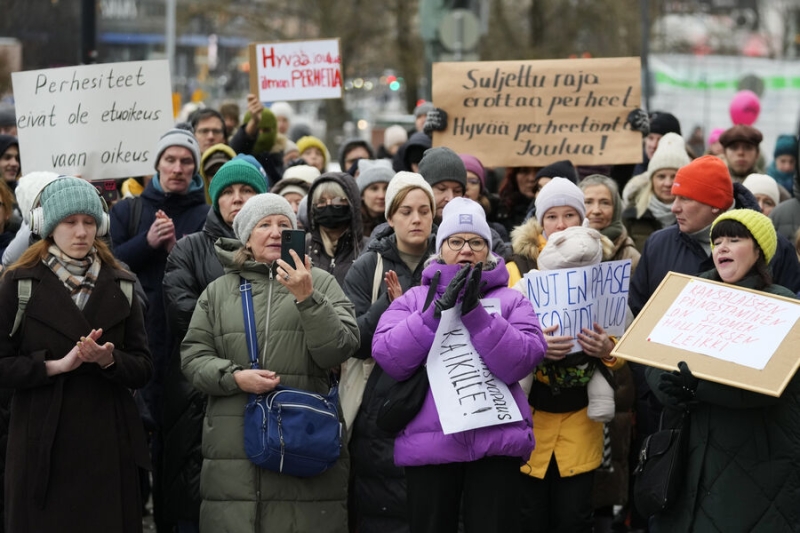 «Откройте границу!» Россияне устроили митинг у парламента Финляндии