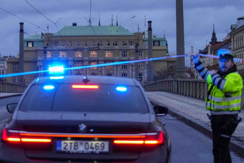 Полиция Чехии: при стрельбе в университете Праги погибли 15 человек
