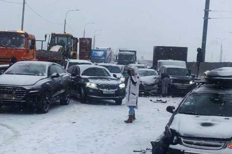 В ДТП на Новорижском шоссе в Подмосковье попали 20 машин