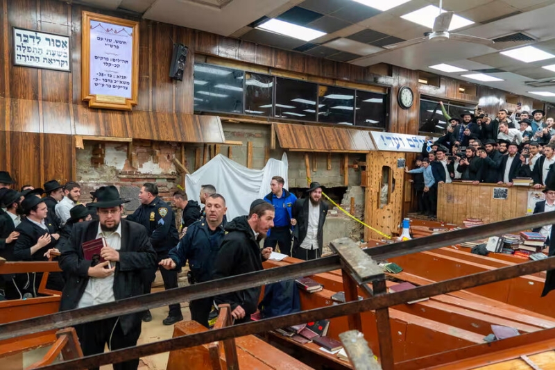 Полиция Нью-Йорка арестовала хасидов после столкновений у тайного лаза в синагогу
