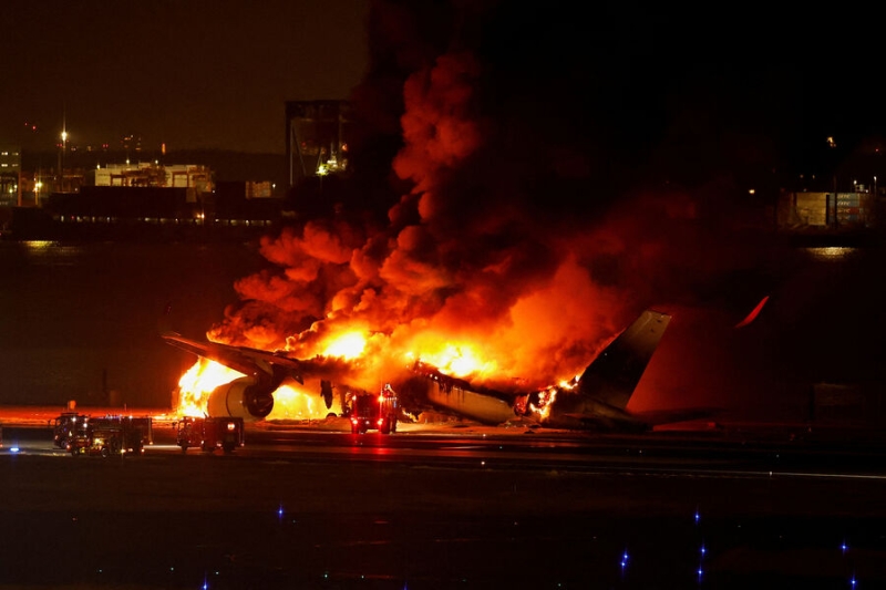 При столкновении самолетов в аэропорту Токио погибли пять человек