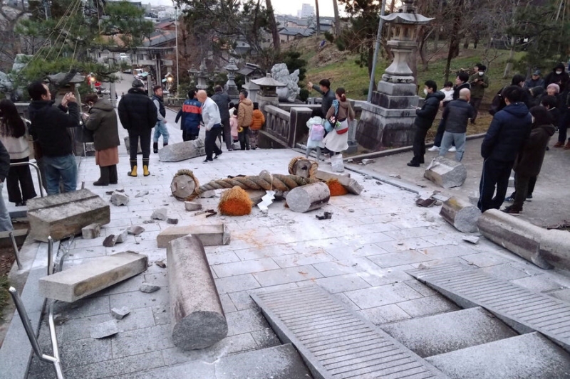 В прибрежных районах Японии идет эвакуация из-за землетрясений и угрозы цунами