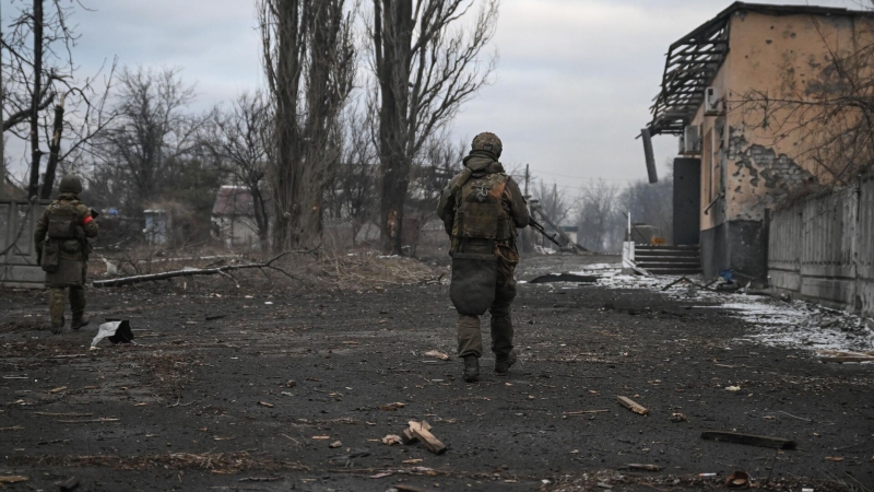 ВСУ бросали раненых военных и оружие, уходя из Авдеевки, рассказал Шойгу