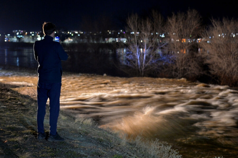 В Орске прорвало дамбу, вода идет в Оренбург
