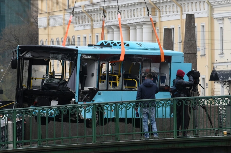 В Петербурге автобус с 20 пассажирами упал в Мойку, три человека погибли