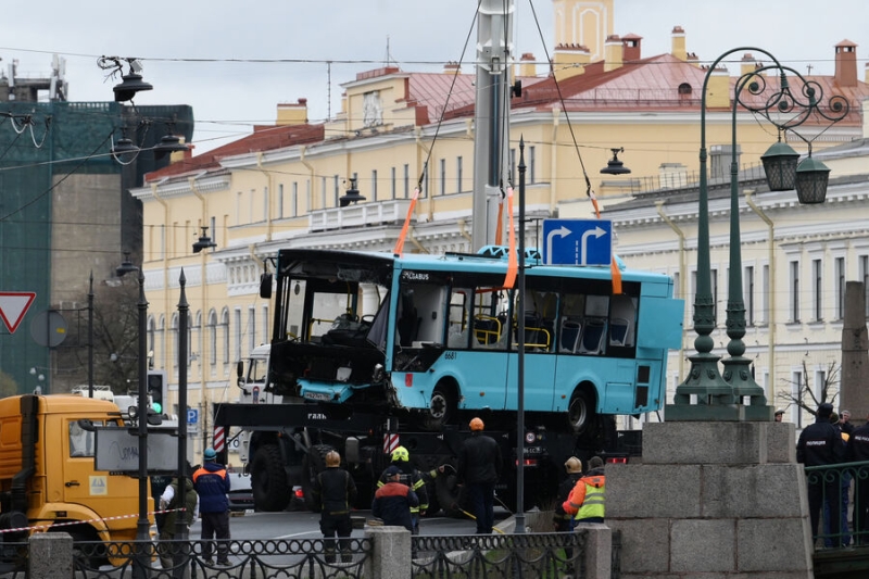 Задержан начальник автоколонны ООО «Такси», чей автобус упал в реку в Петербурге