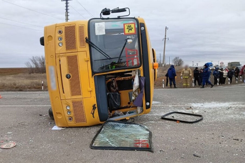 Один ребенок погиб, шестеро пострадали. Школьный автобус перевернулся под&nbsp;Волгоградом