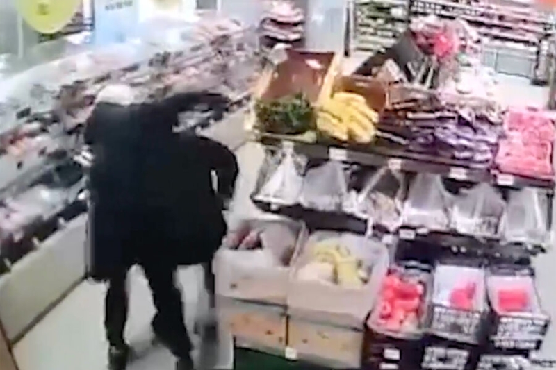 &laquo;Он у&nbsp;нас нормальный&raquo;. В&nbsp;Подмосковье 20-летний мужчина напал с&nbsp;ножом на&nbsp;людей в&nbsp;магазине