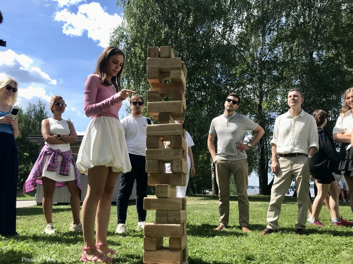 Гигантская дженга как идея для незабываемого пикника с друзьями