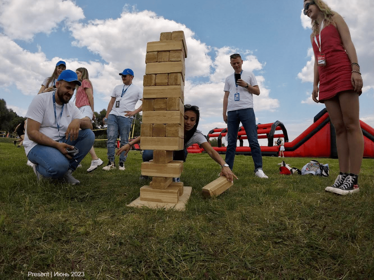 Гигантская дженга как идея для незабываемого пикника с друзьями