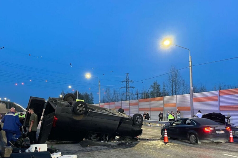 &laquo;Умоляла спасти ребенка&raquo;: в&nbsp;Подмосковье перевернулся микроавтобус, погибли мать и сын