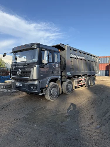 Вывоз строительного мусора самосвалами и контейнерами: как выбрать подход