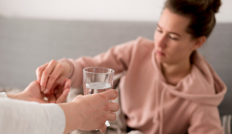 Вывод из запоя: когда нужна помощь и какие методы используются